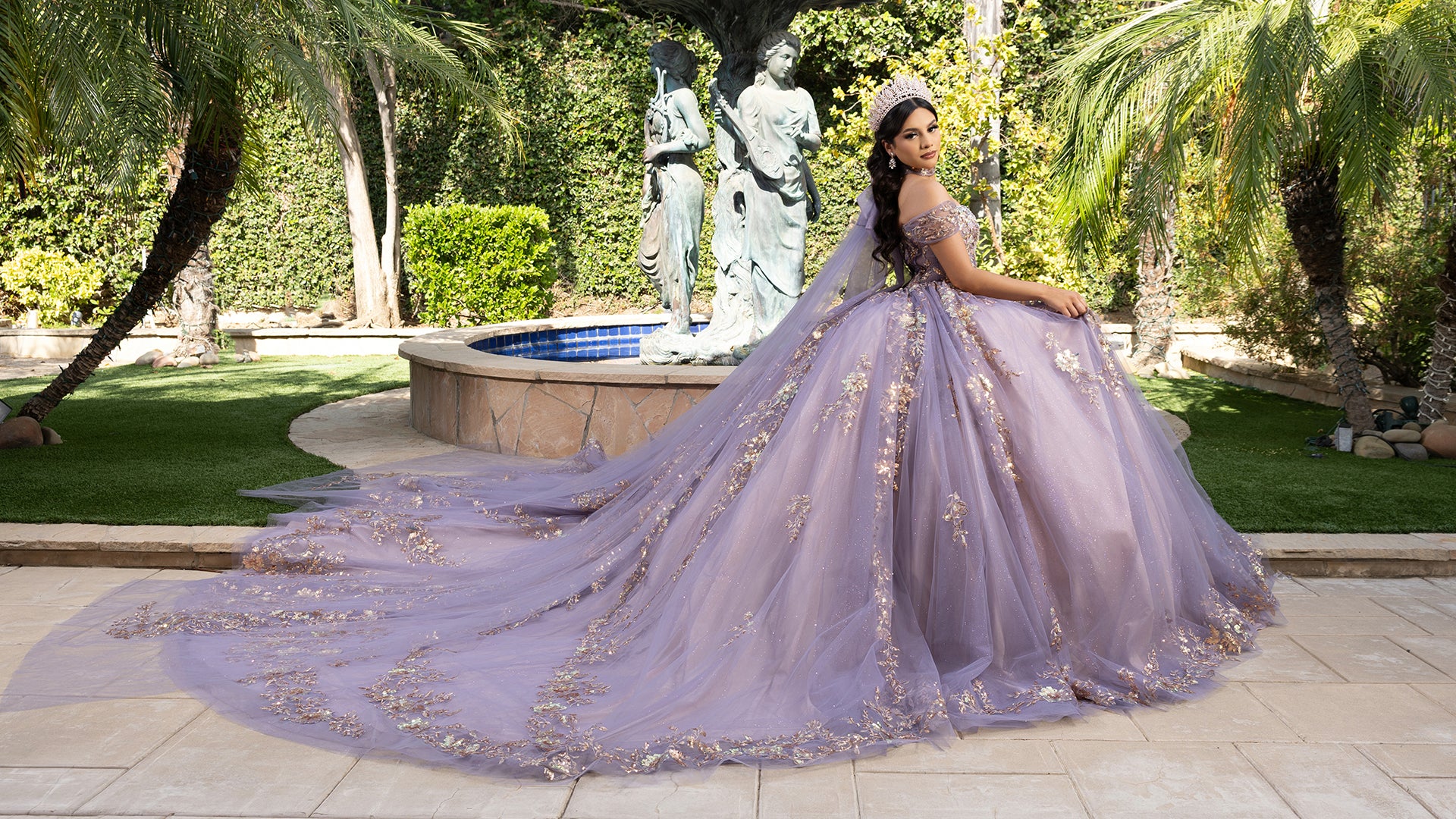 Vestido de quinceañera con escote corazón, hombros descubiertos, apliques florales 3D y cola LK292