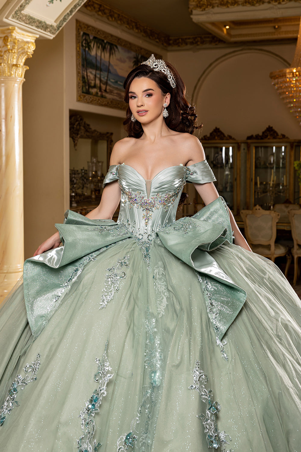 Vestido de quinceañera con escote corazón, hombros descubiertos y detalle de lazo LK297