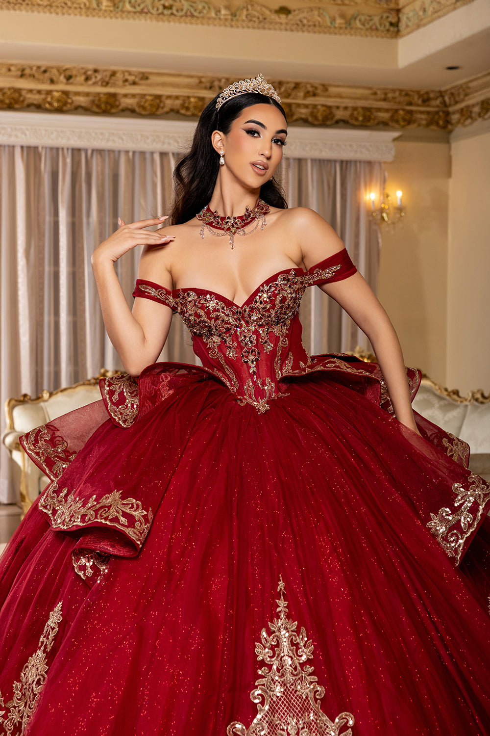 Vestido de Quinceañera con escote corazón, hombros descubiertos y apliques dorados LK303