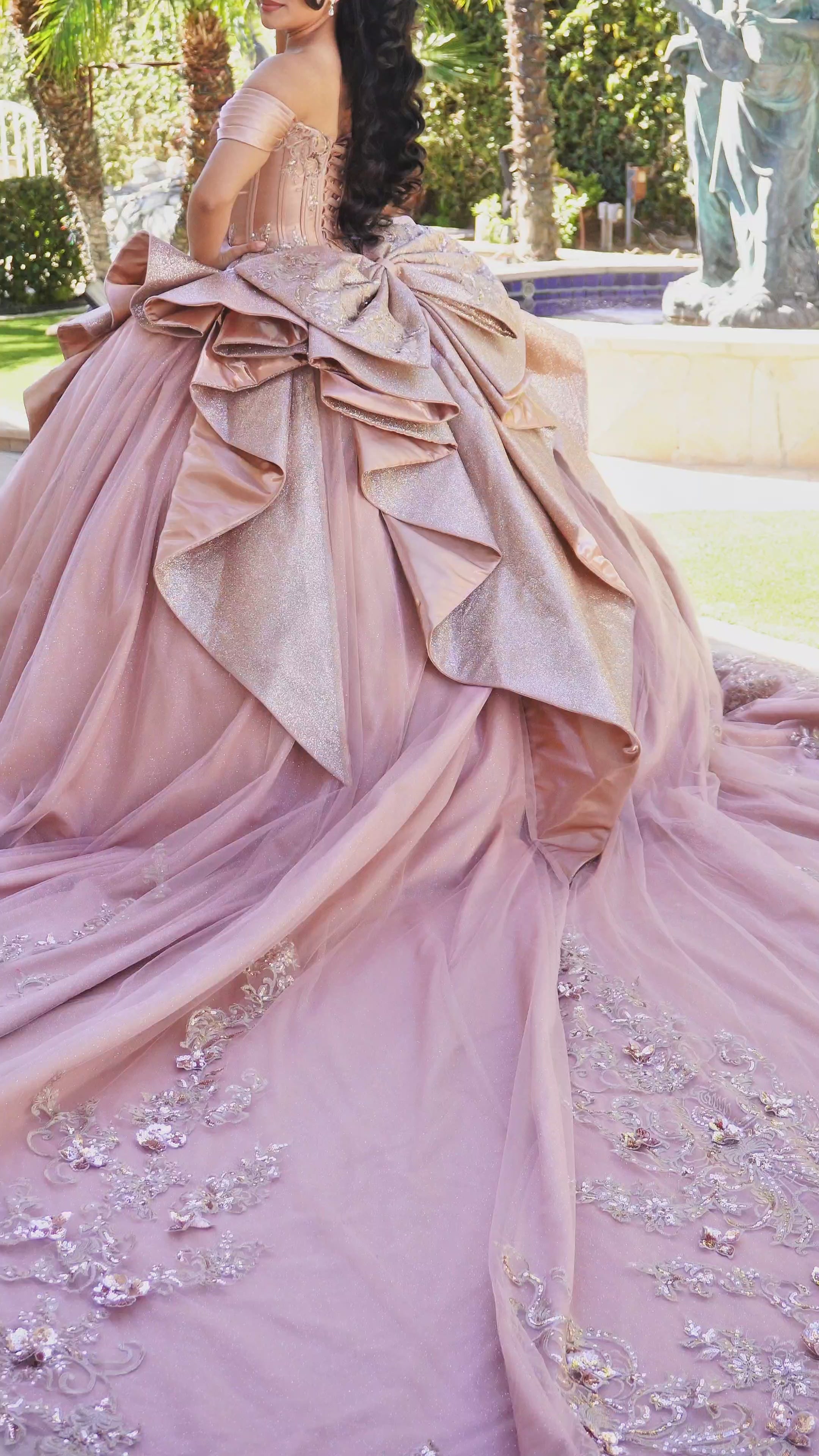 Vestido de quinceañera con escote corazón, hombros descubiertos y detalle de lazo LK297