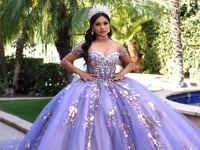 Vestido de quinceañera con escote corazón, hombros descubiertos, apliques florales 3D y cola LK292